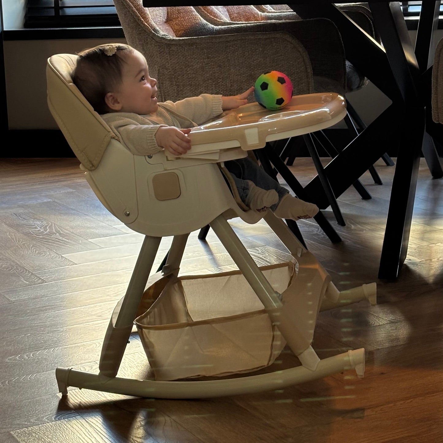 ComfyKidz® FlexiChair Sand: Inklapbare Kinderstoel met Schommelstand, Voetensteun & Wieltjes (Beige)