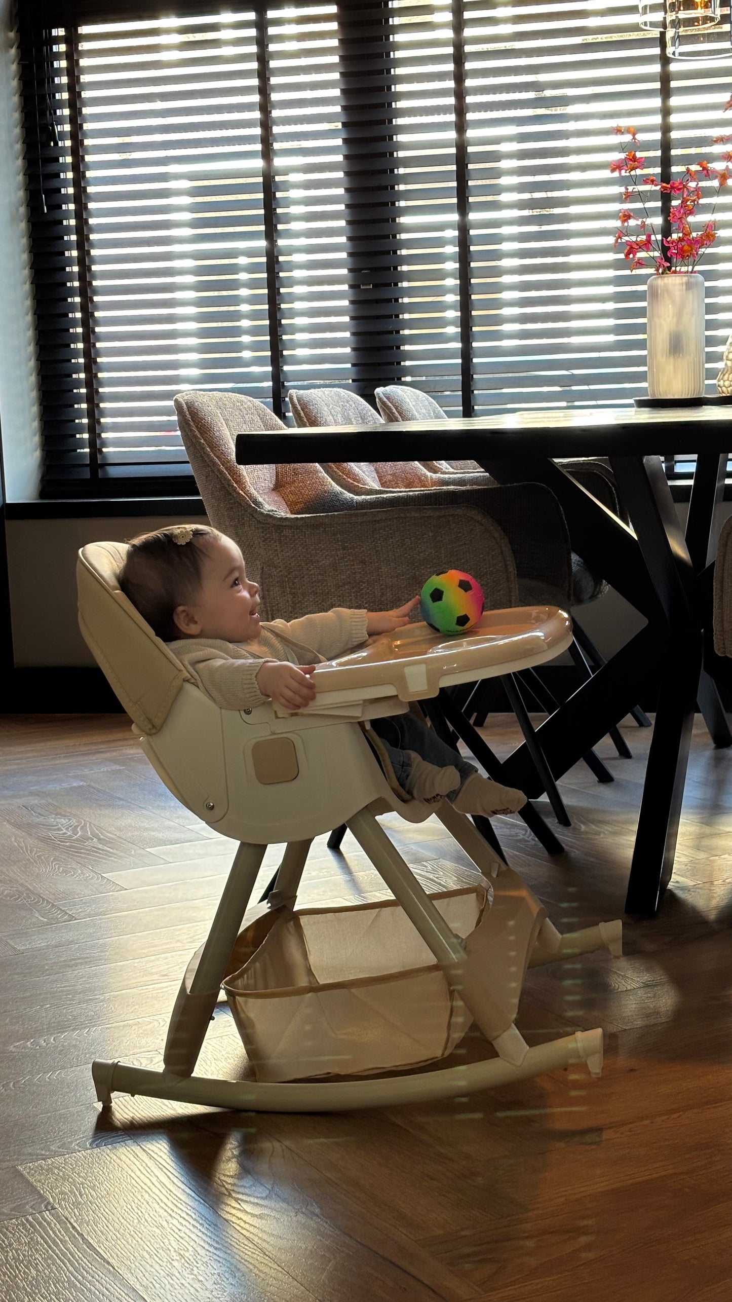 ComfyKidz® FlexiChair Sand - Beige 4 in 1 Kinderstoel met Schommelfunctie – Inklapbaar & Verrijdbaar –